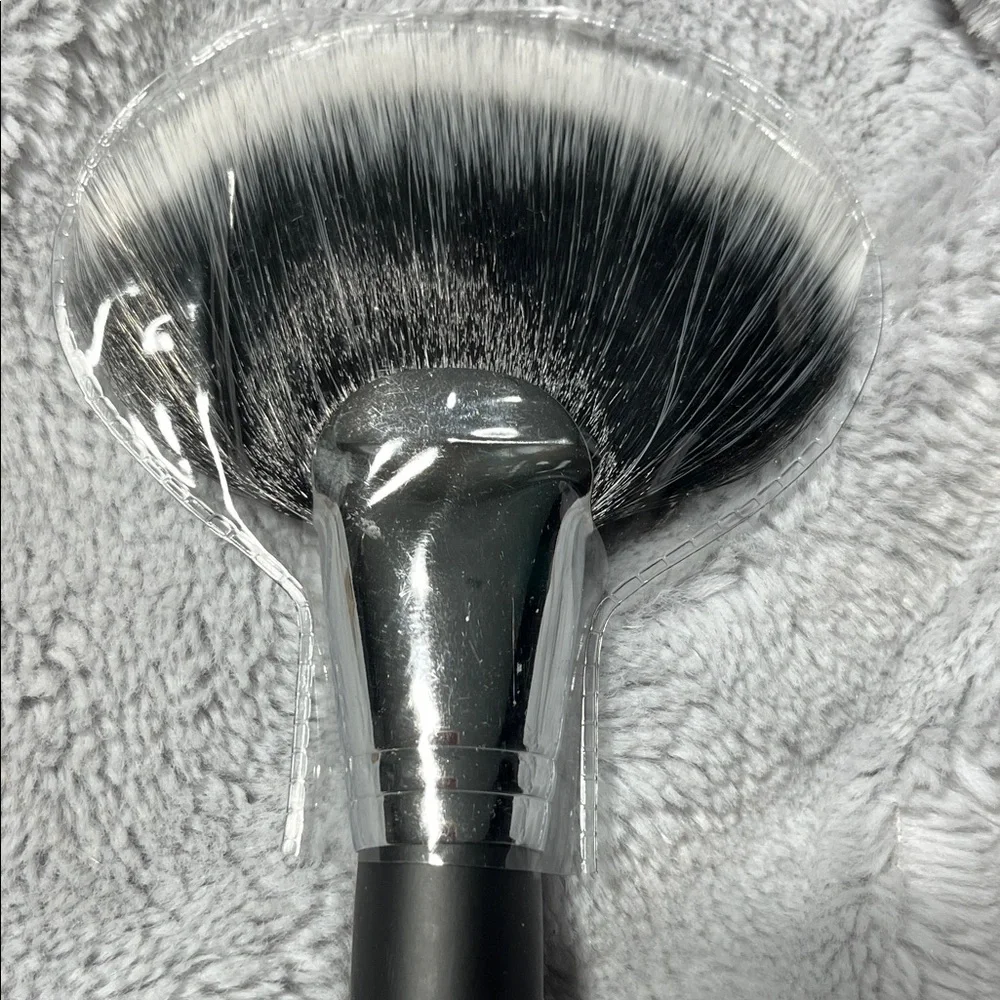 Morphe Black and Silver Fan Brush